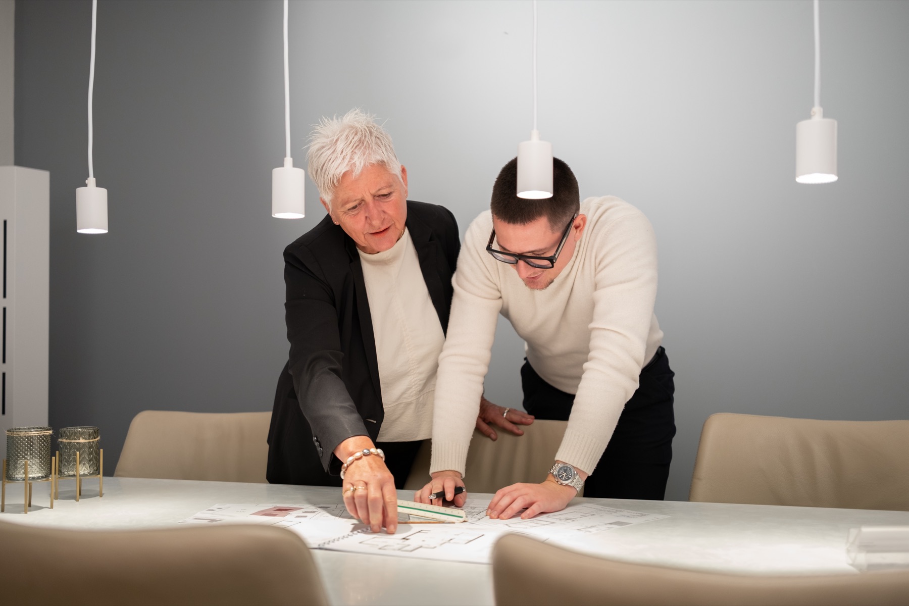 Regina Geiger-Ohnmacht und David Ohnmacht arbeiten gemeinsam an Plänen